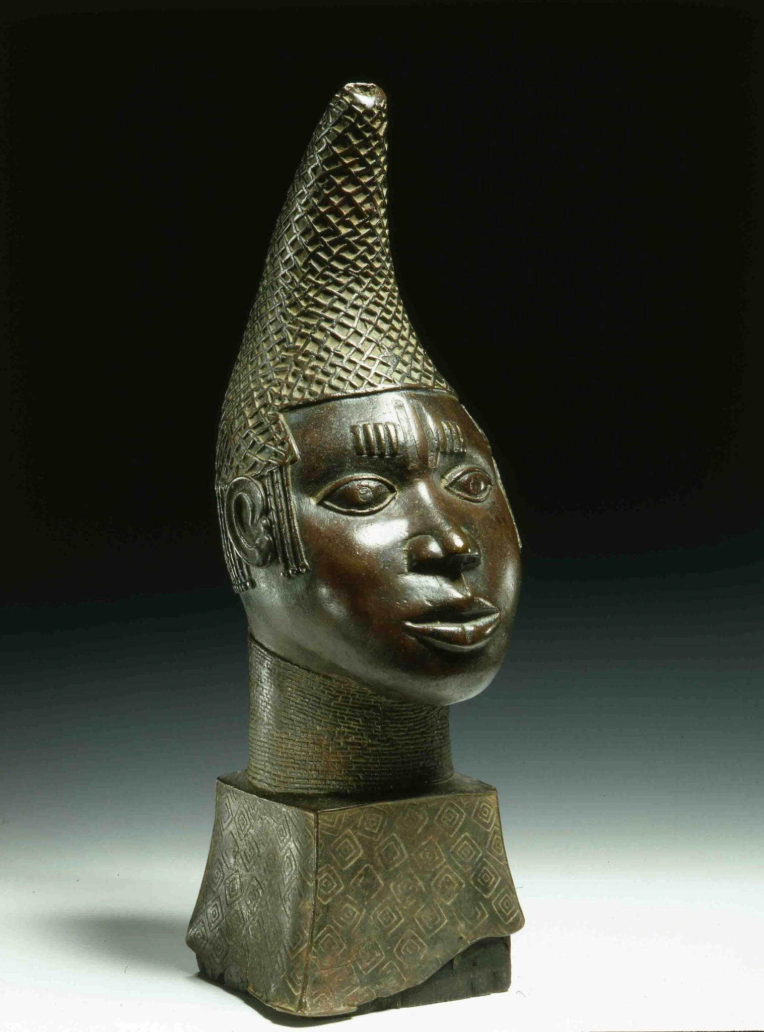 Berlin commemorative head of a Queen Mother